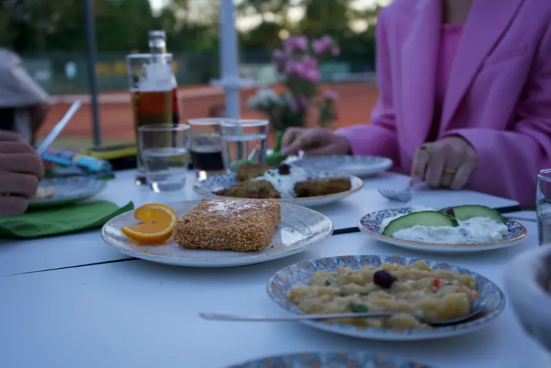 Griechische Meze auf dem Tisch der Taverna Athos in Leinfelden-Echterdingen