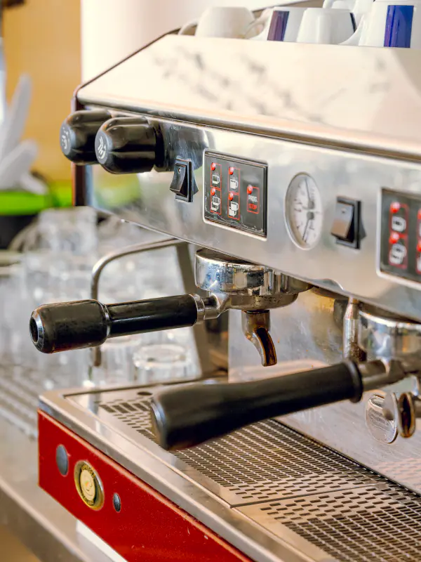 Espressomaschine an der Bar der Taverna Athos