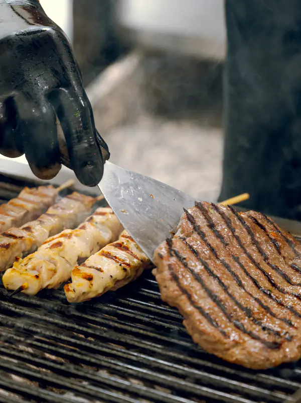 Bifteki und Souvlaki auf dem Grill
