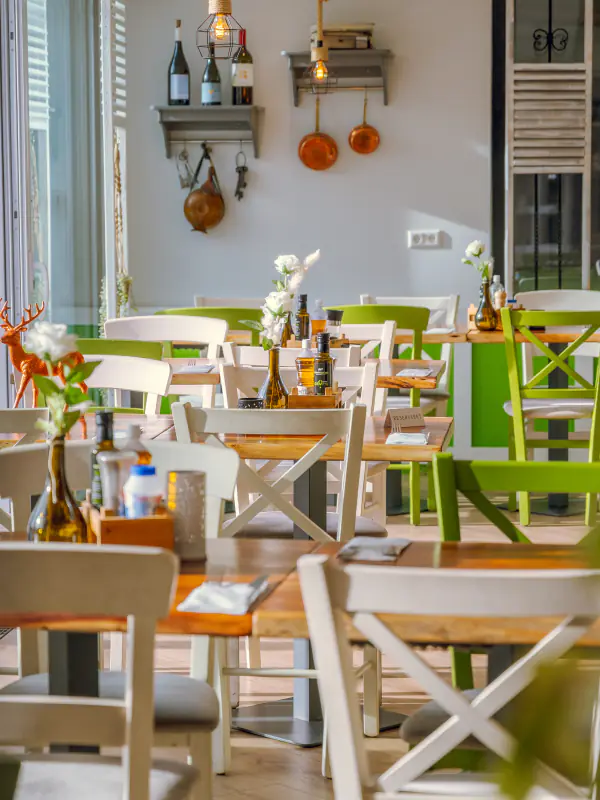 Heller Gastraum des griechischen Restaurants in Leinfelden-Echterdingen