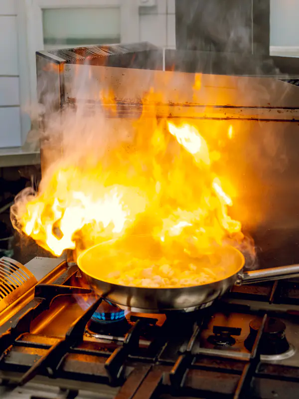 Flambieren in der Küche der Taverna Athos