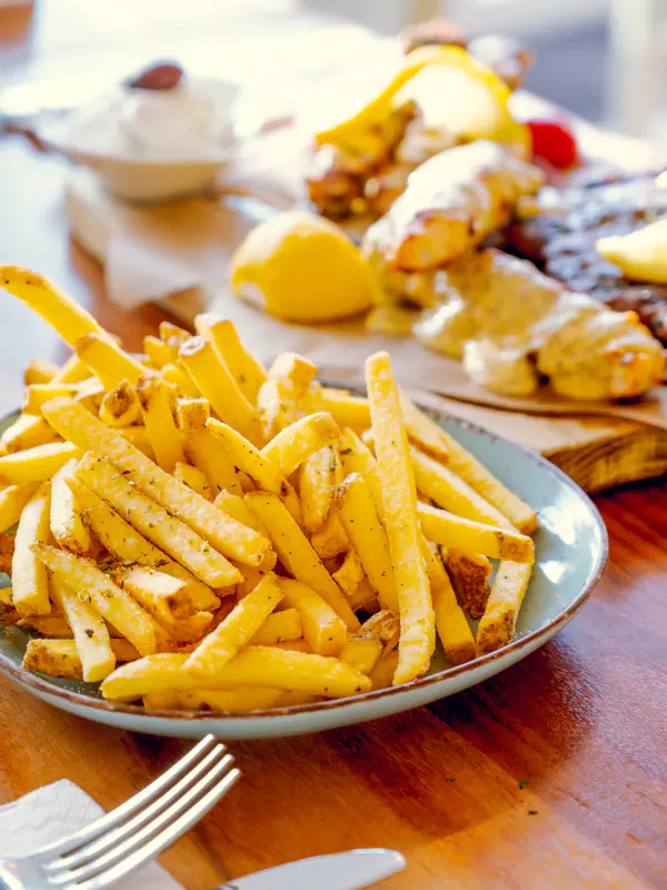 Pommes frites mit Zitrone und Grillgericht