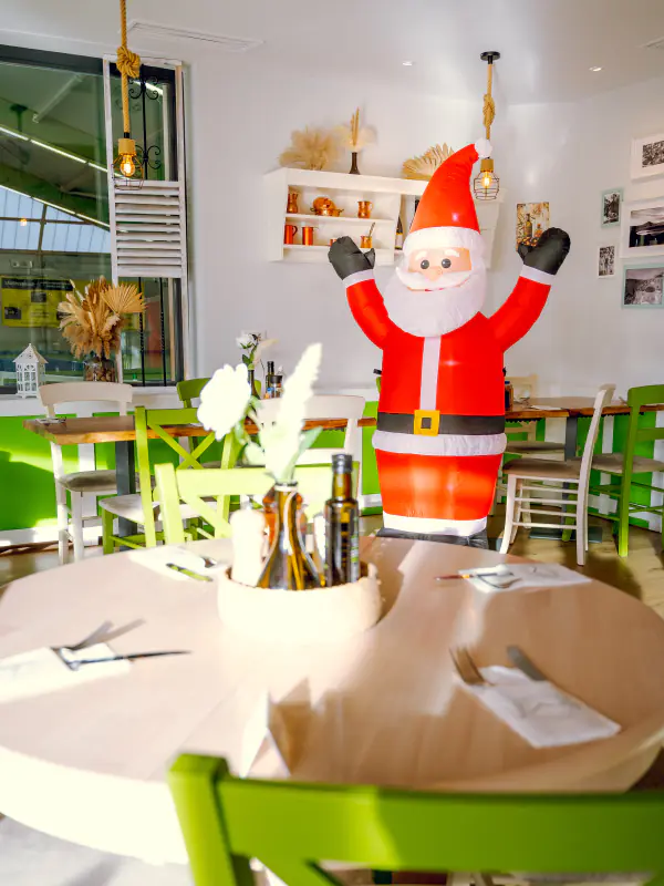 Weihnachtlich dekorierter Gastraum der Taverna Athos – Location für Firmen- und Weihnachtsfeiern