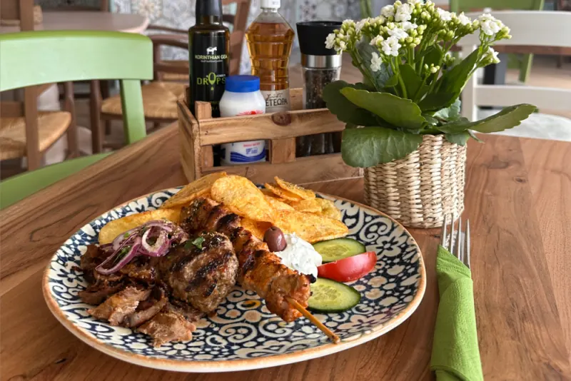 Kreatika Mix – Grillteller mit Souvlaki, Gyros und Keftedaki