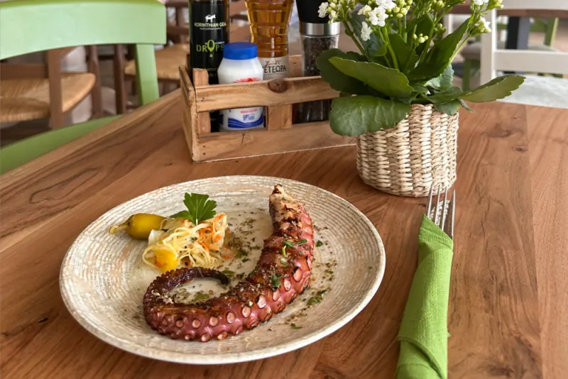 Oktapodi stin Skara – gegrillter Oktopus mit Olivenöl und Zitrone