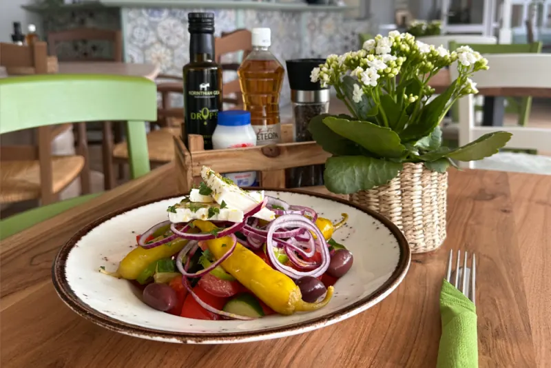 Choriatiki – griechischer Bauernsalat mit Feta